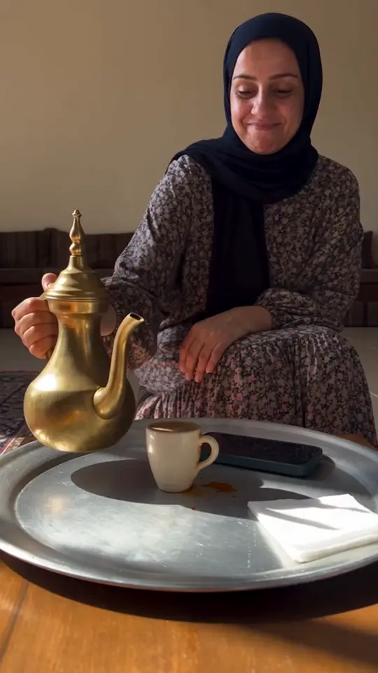 أغنية من زوجها وهي تصبّ القهوة
